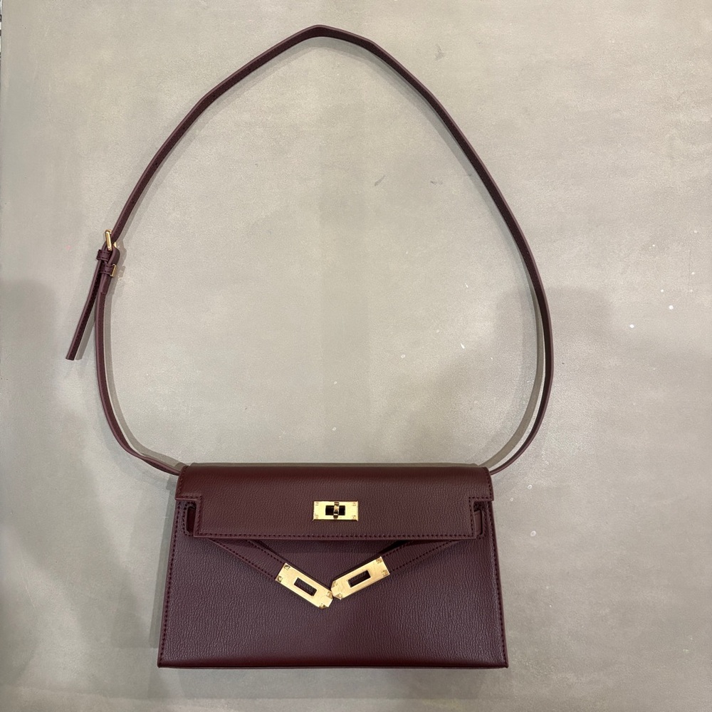 Elegant Burgundy Leather Shoulder Bag w/ Turnlock